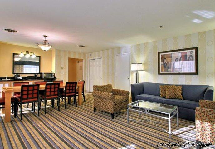Renaissance Des Moines Savery Hotel Room photo